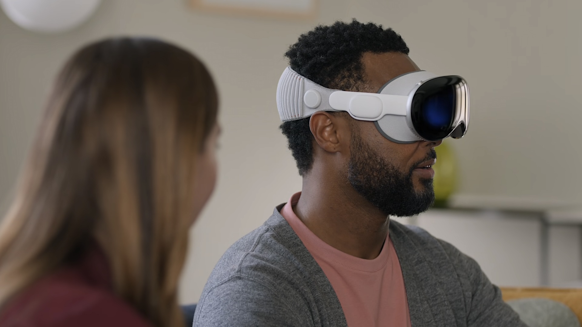 Apple Vision Pro coûte jusqu'à 3 900 $ et pèse jusqu'à 650 grammes
