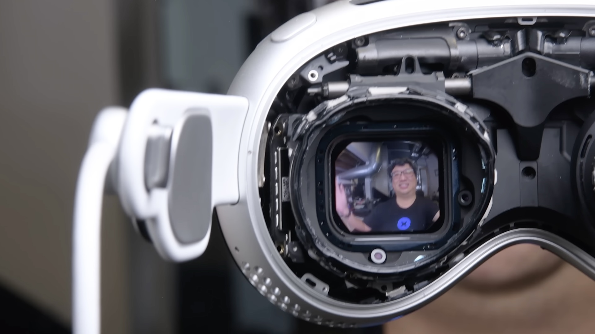 iFixit jette un regard microscopique sur les écrans de Vision Pro