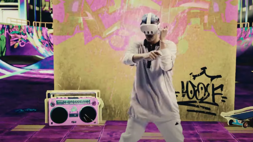 Un danseur équipé de casques VR se tient devant des graffitis et une radio portable.