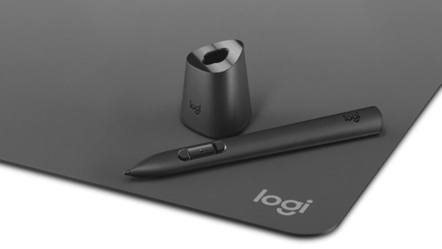 Le stylo de réalité mixte Logitech MX Ink sur une surface d'écriture à côté d'une base de charge.