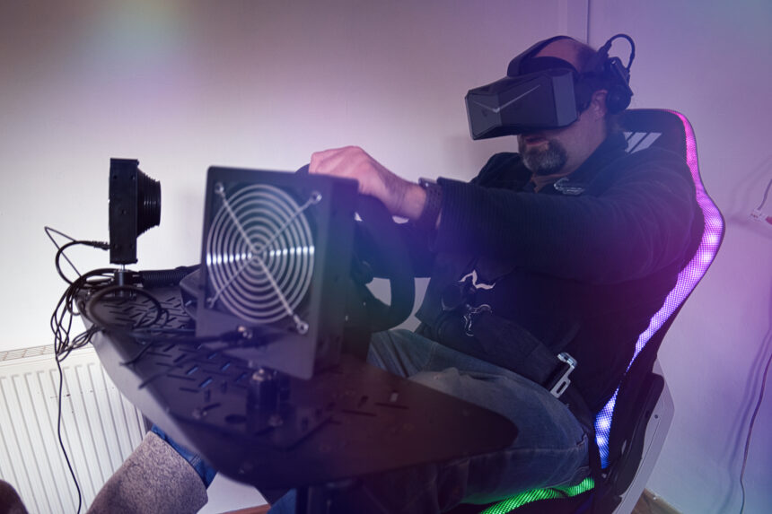conduire dans une plate-forme de course sim en VR avec un casque Pimax