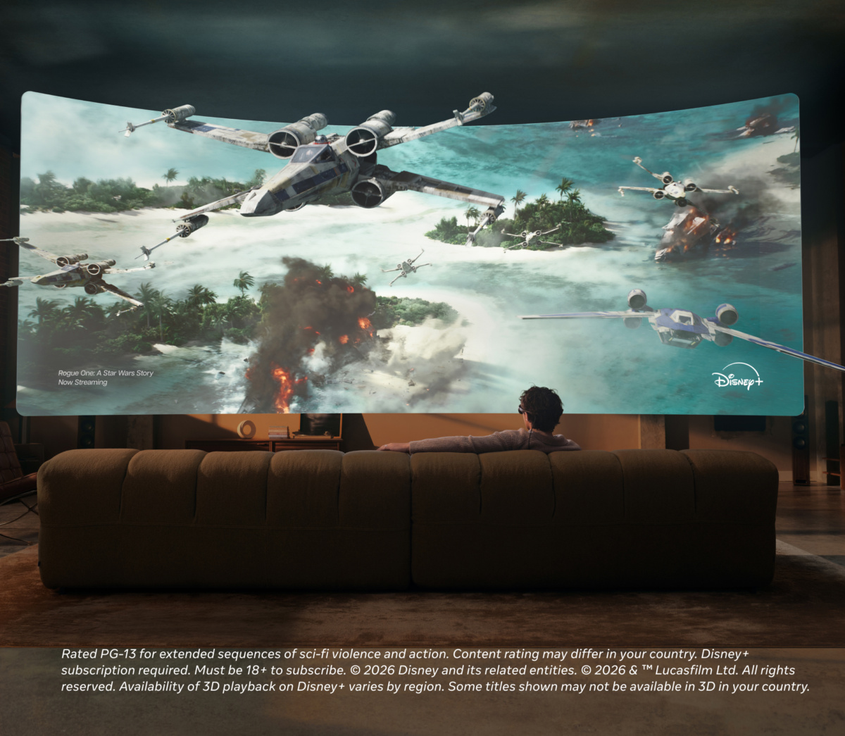 Une personne assise sur un canapé devant un grand écran virtuel jouant un film Disney+, vue dans un rendu promotionnel des lunettes Meta VR