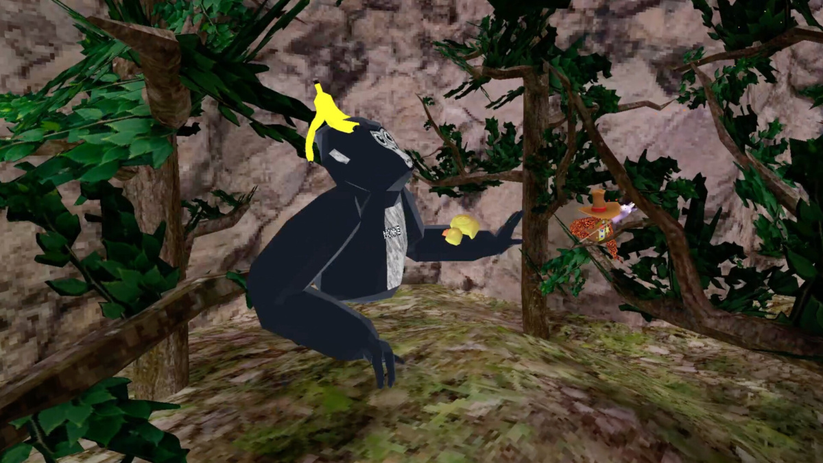Un avatar Gorilla Tag avec une peau de banane sur la tête tenant un petit canard jaune sur une carte forestière, avec un autre joueur sur une branche derrière