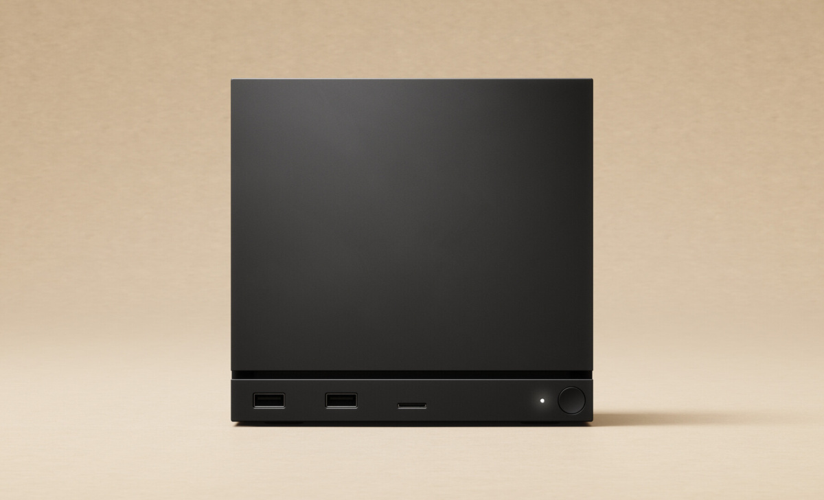 La Steam Machine de Valve, un petit cube noir avec deux ports USB, un emplacement pour carte et un bouton d'alimentation en façade