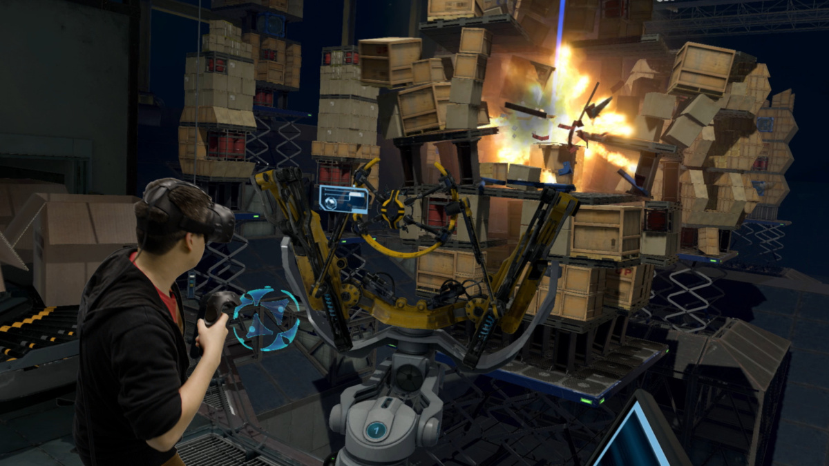 Un joueur dans un casque VR tenant une manette à côté d'un bras de robot dans une scène d'entrepôt dans SteamVR