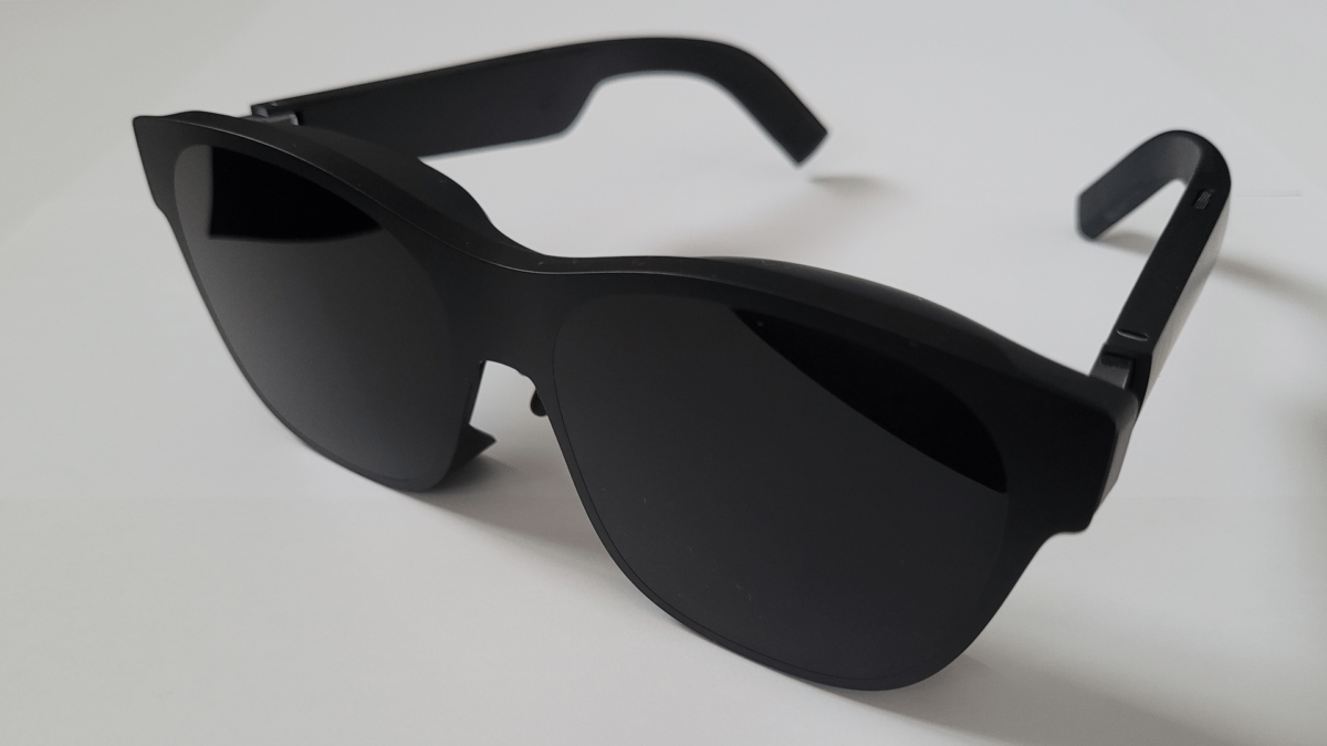 Un casque AR Xreal Air 2 noir sur fond blanc.