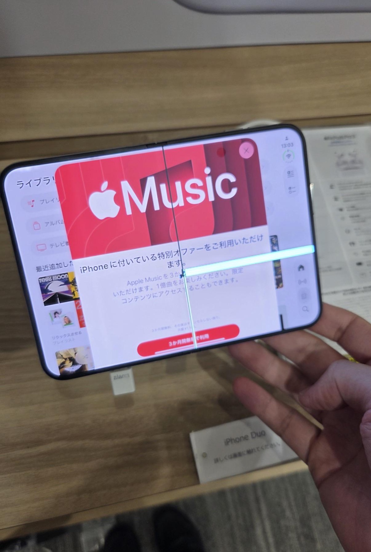 Photo partagée sur Reddit montrant un iPhone Duo déplié avec des lignes d'affichage verticales et horizontales
