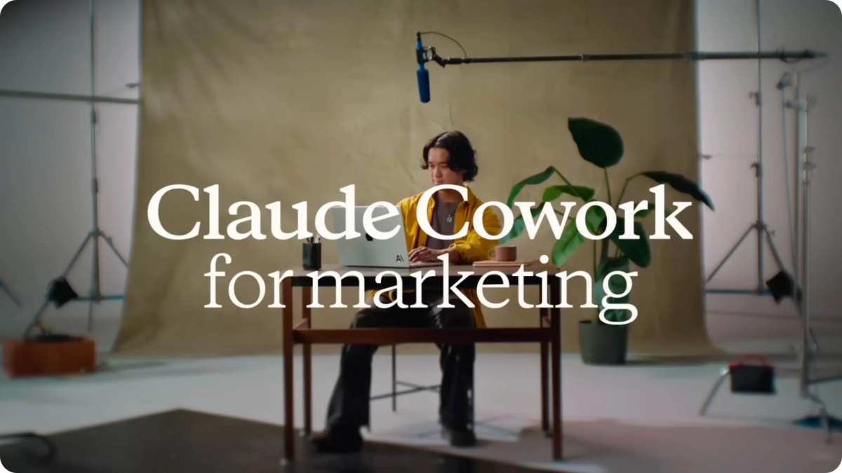 Miniature d'une vidéo anthropique montrant une personne utilisant un ordinateur portable sous les mots Claude Cowork for marketing