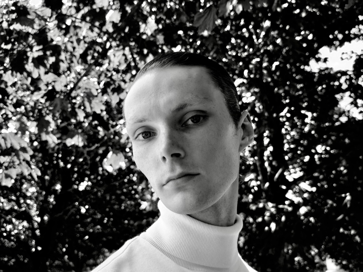 Une photographie en noir et blanc d’une personne est prise sur l’iPhone 18 Pro.