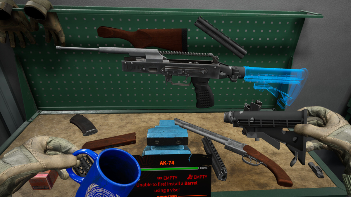 Un banc de maintenance d'armes avec des pistolets, des outils et une tasse dans Into the Radius 2
