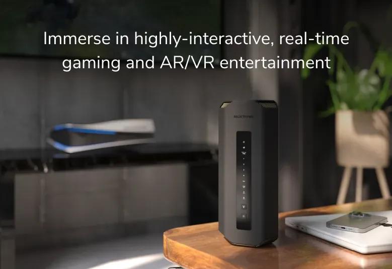 Netgear RS700S sur une table dans une image promotionnelle d'une salle de jeux.