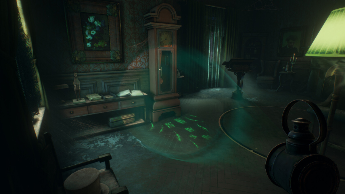 Une lanterne illumine les empreintes vertes à l'intérieur d'une pièce d'un manoir dans The 7th Guest Remake