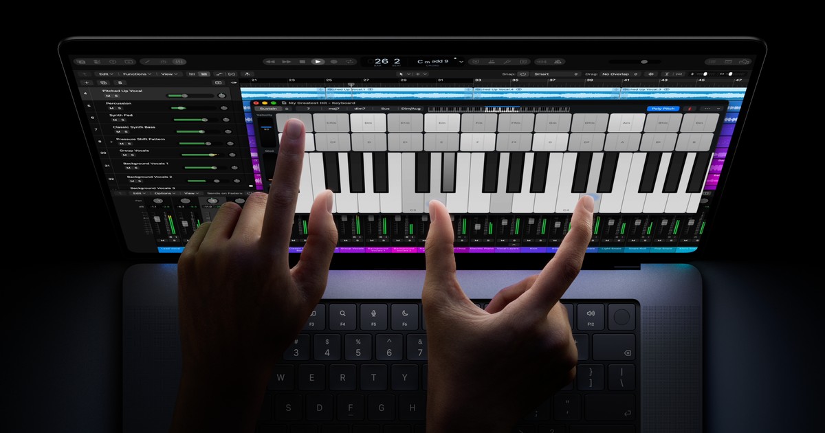 Mains jouant un clavier musical à l'écran sur le MacBook Pro à écran tactile