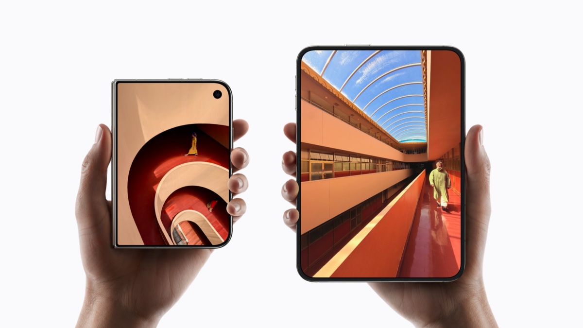 Deux mains tiennent les appareils iPhone Duo, une pliée et une dépliée