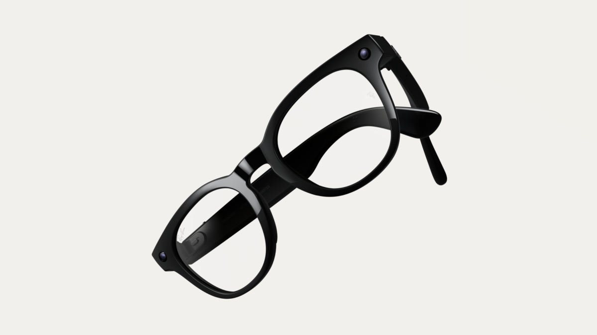 Deux paires de lunettes noires Ray-Ban Meta AI avec verres correcteurs, avec la caméra visible dans le coin de la monture
